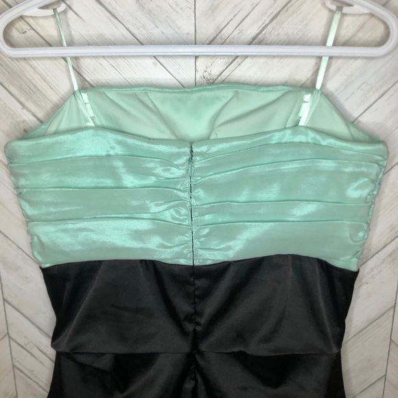Le chateau bodycon ruched strapless dress - Picture 4 of 8